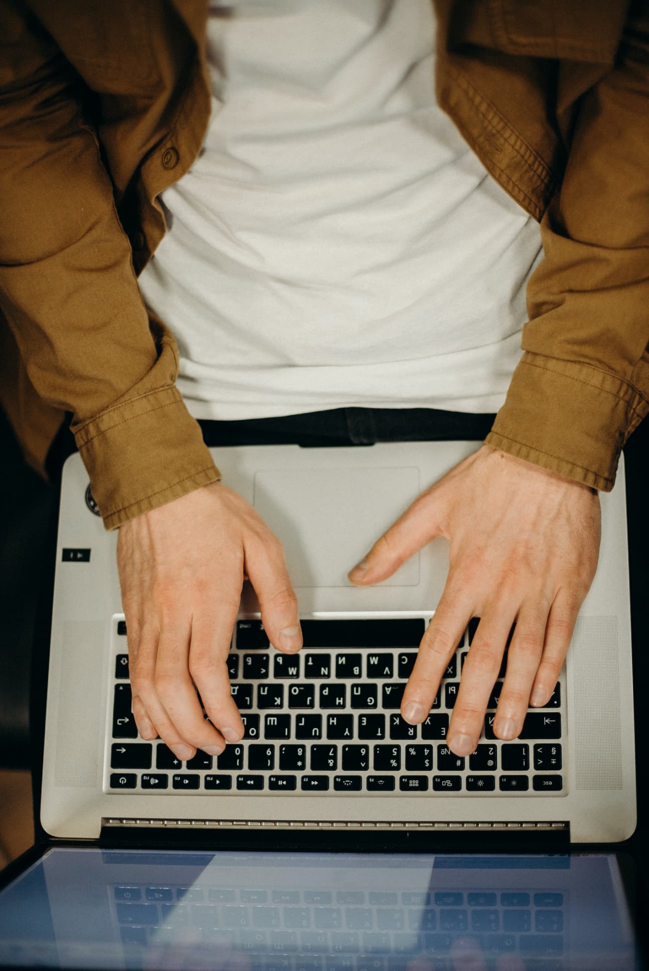 man typing on laptop